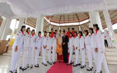 PASKIB dan Marching Band SMKS CITRA PARIWISATA Menjadi Petugas Upacara HUT RI Ke-78 di Paruga Na'e Sila