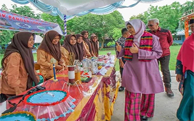 Wakil Gubernur Daerah Khusus Ibukota Jakarta Tinjau Stand Pangan Siswa SMKS CITRA PARIWISATA